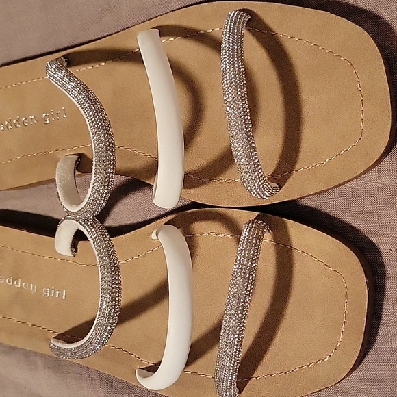 Madden Girl Role white/silver tri strappy Sandal 7 M.  Flats - Picture 9 of 9